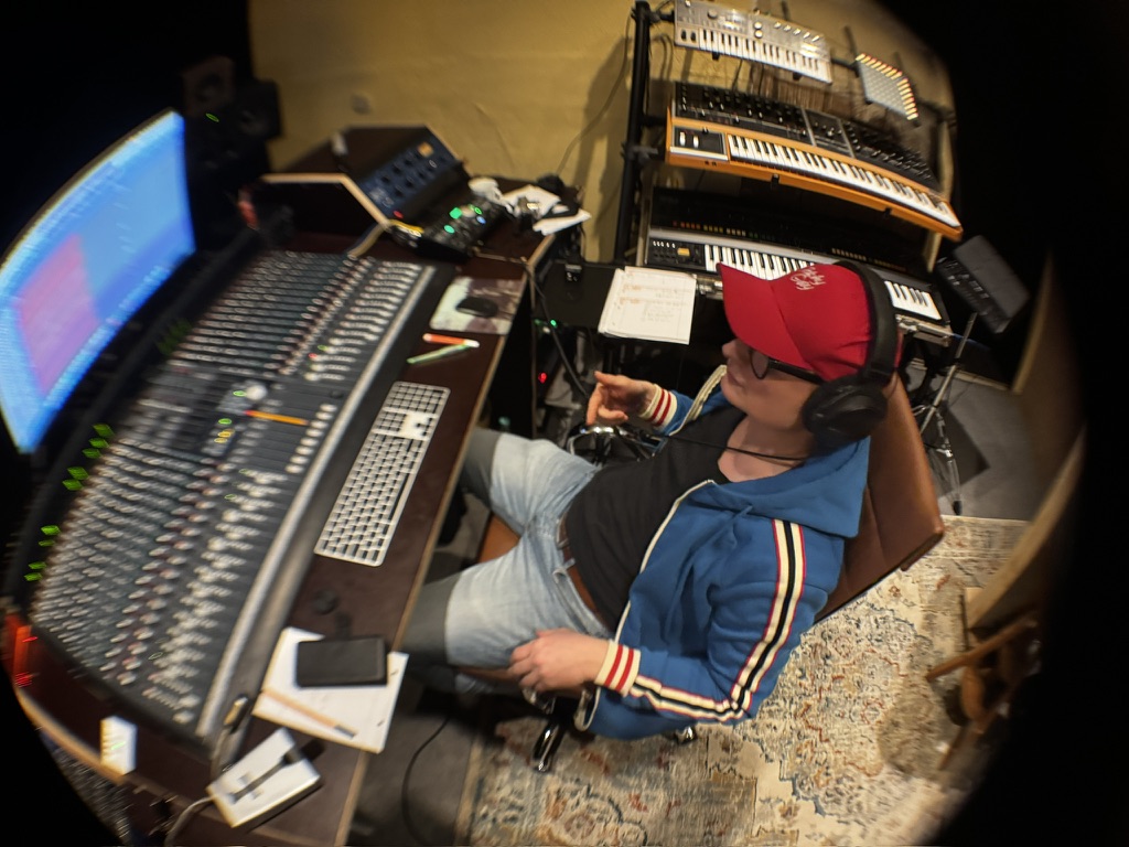 Fisheye-Blick auf den Regieraum mit Synthesizern im MJM Studio